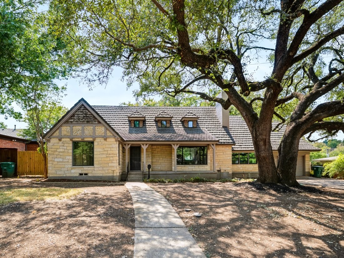 Single storey house framed by mature live oak trees, Fort Worth